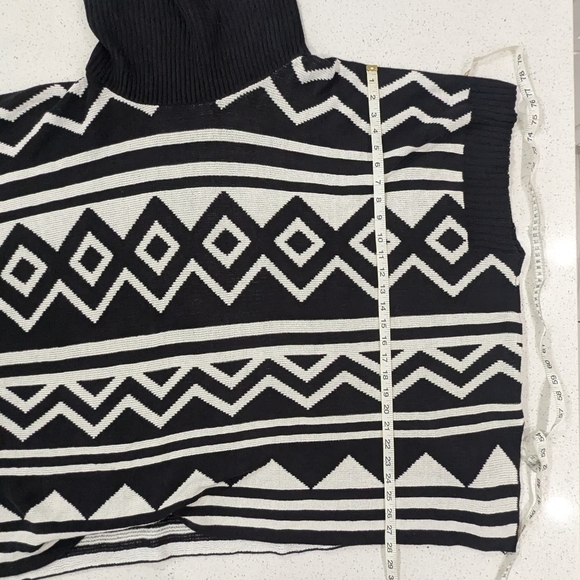 Old Navy Woman Plus Black White Geo Pattern Poncho Sweater Cowl Neck 1X-2X - Picture 5 of 9